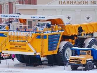 Под Екатеринбургом собрали самый большой в мире самосвал