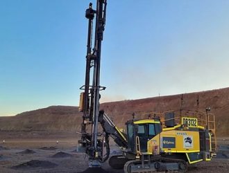 Epiroc в 2024 году проведет полевые испытания аккумуляторной электрической буровой установки SmartROC D65 BE на горнодобывающем предприятии в Египте