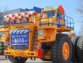 3 апреля БЕЛАЗ выпустил 130-тонный 5 555-й карьерный самосвал серии 7513