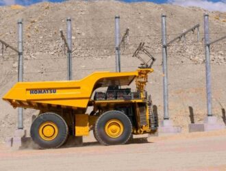 Komatsu переводит беспилотные самосвалы на троллеи